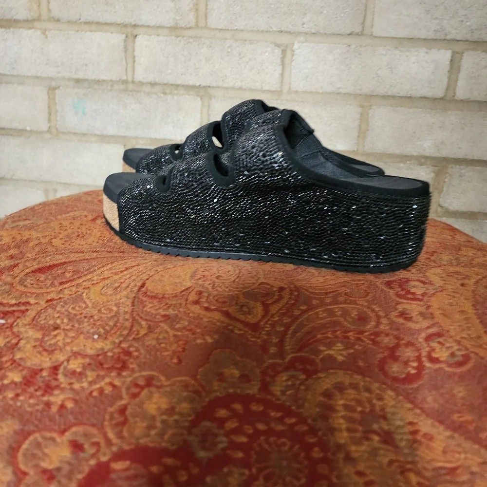 Chelsea & Violet stylish black